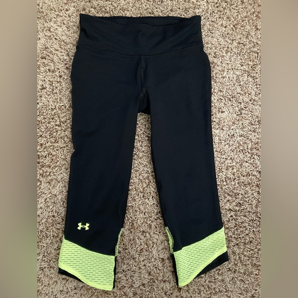 Womens under armour heat gear compression capris size small like new condition.